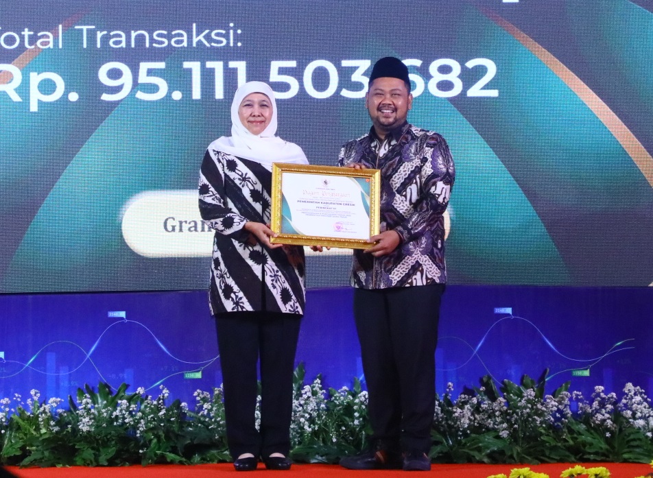 Sukses Dorong Belanja Barang dan Jasa Secara Elektronik, Bupati Gresik Terima Penghargaan E-Purchasing dari Pemprov Jatim